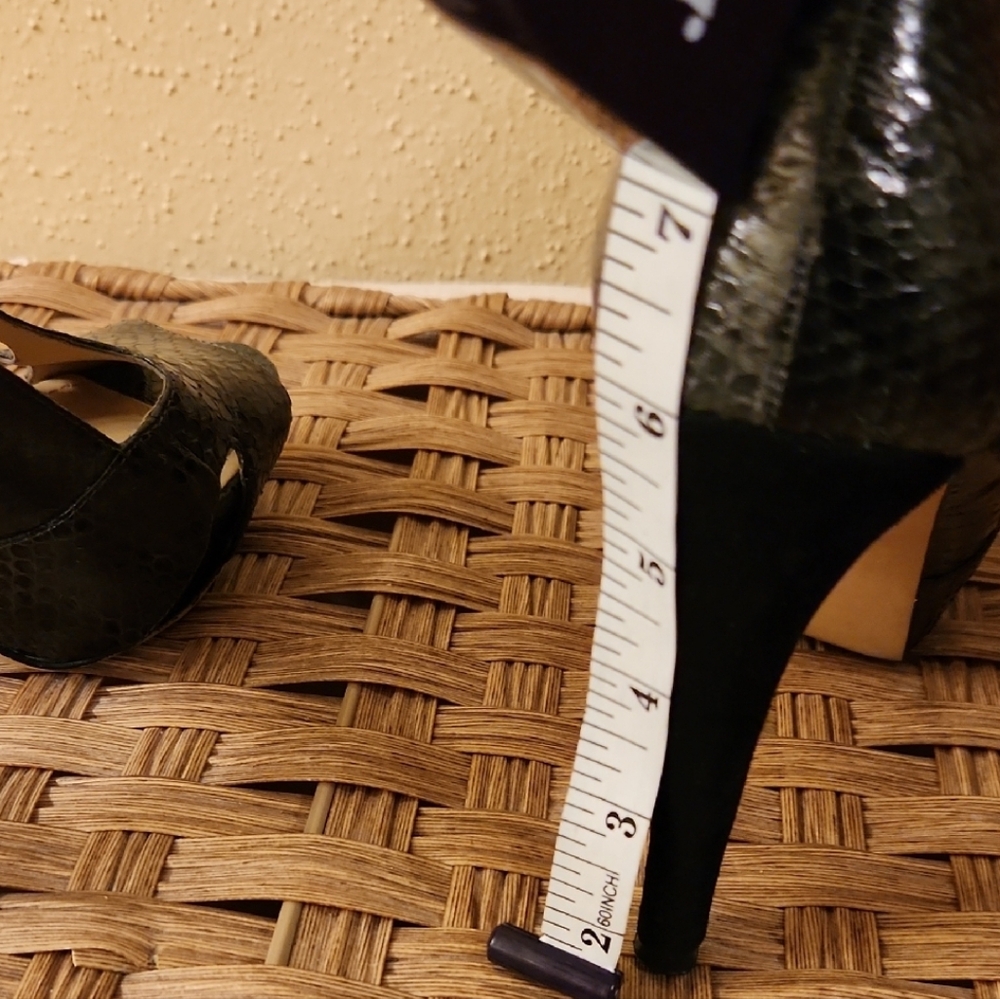 Kenneth Cole Black Heels Snakeskin Design - Picture 6 of 7